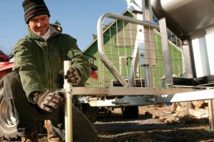 Side stabilizers for loading on a DR ATV dump trailer